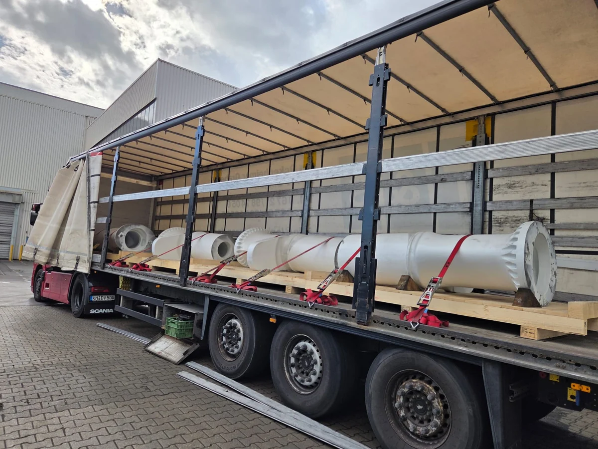 Gesicherte Rohre im Planenauflieger